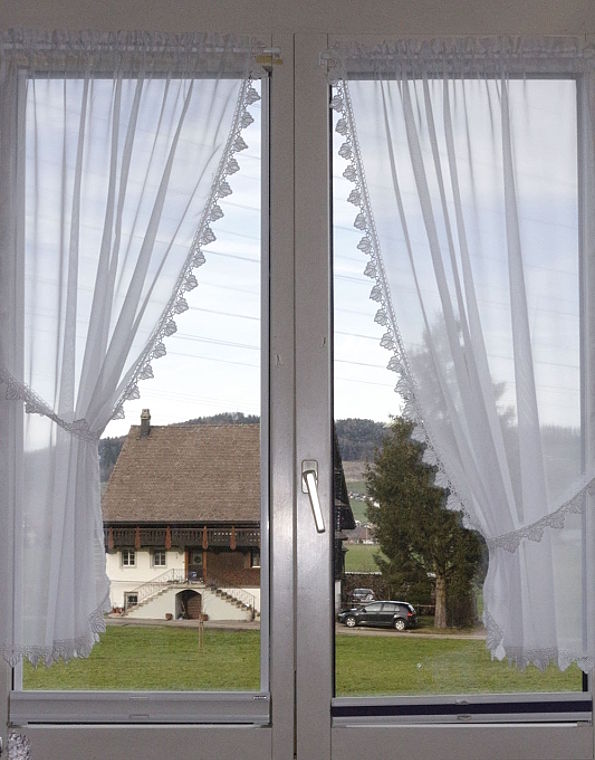 Kurzgardinen im Landhausstil mit Spitzen