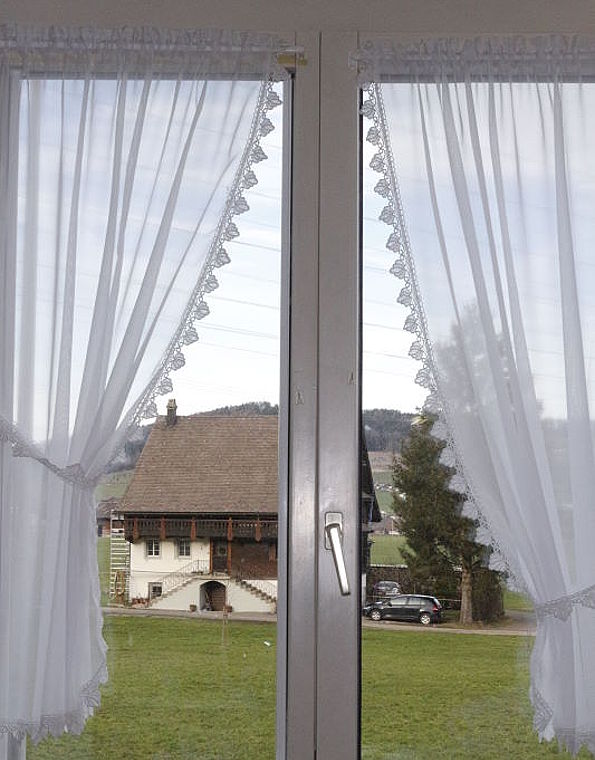 Kurzgardinen im Landhausstil mit Spitzen